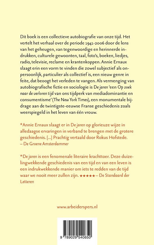 Boekrug met tekst over "De Jaren" van Annie Ernaux. Zwarte tekst op crèmekleurige achtergrond.