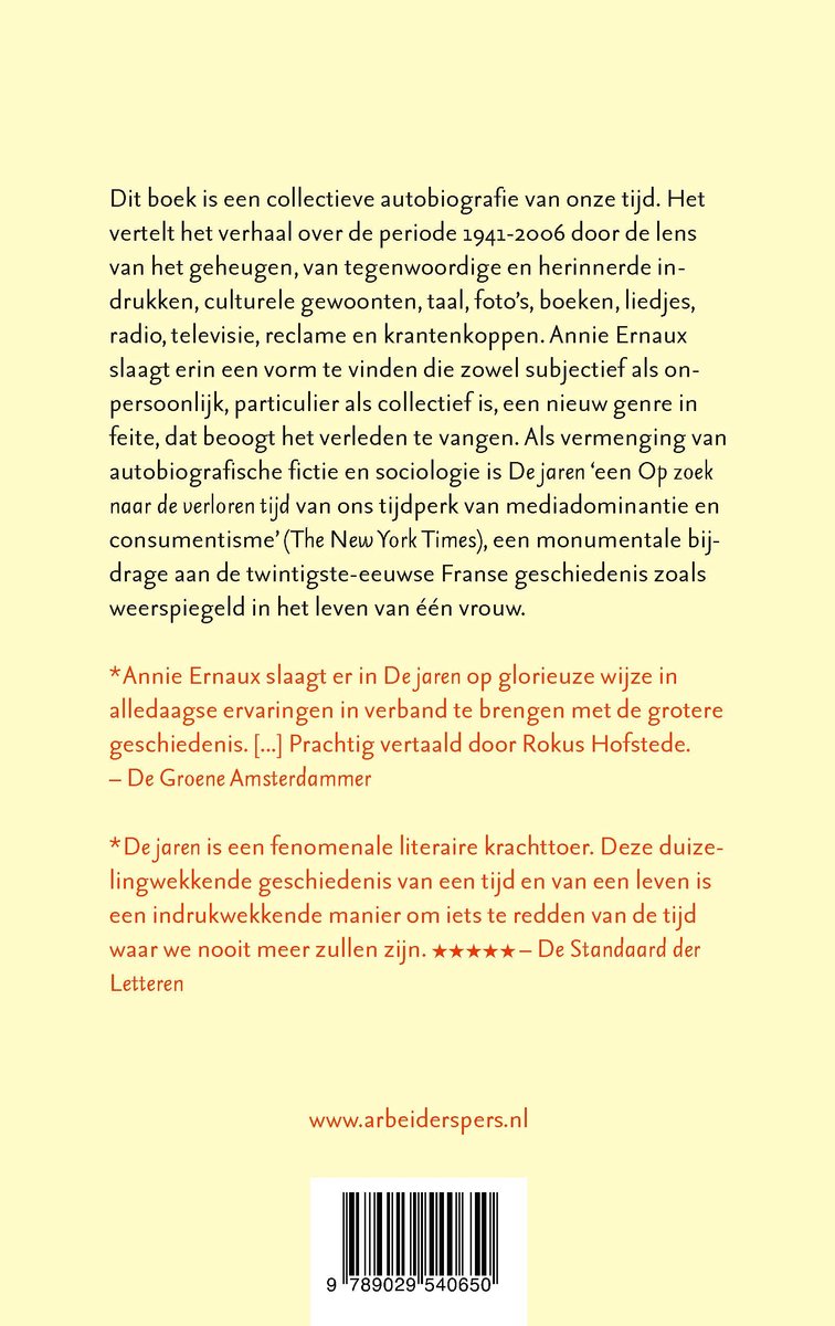 Boekrug met tekst over "De Jaren" van Annie Ernaux. Zwarte tekst op crèmekleurige achtergrond.