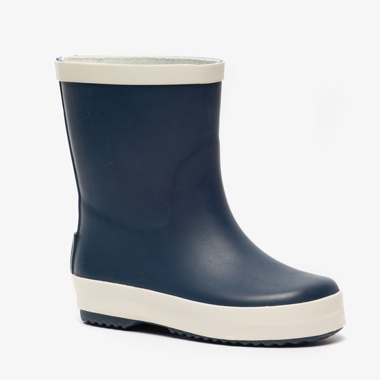 Botte de pluie bleu foncé avec large bordure de semelle crème et bordure blanche en haut. Vue de côté.