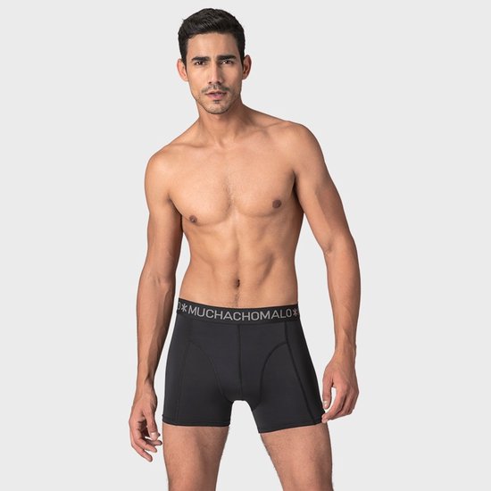 Man met zwarte boxer met grijze tailleband met merklogo.