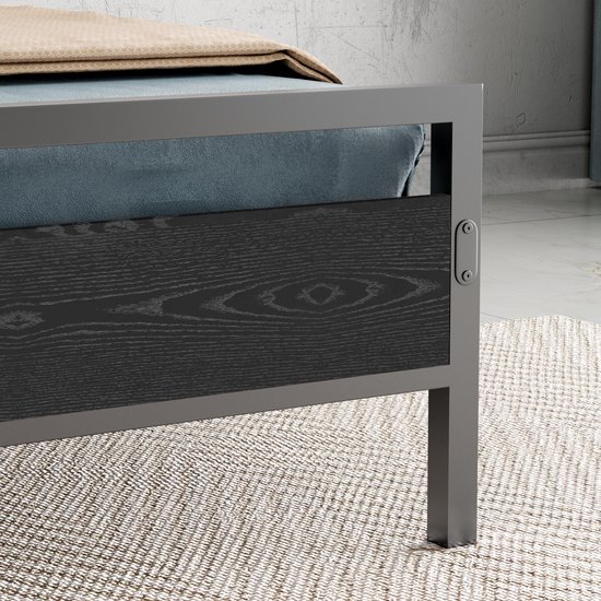 HAUSS SPOLE Lit moderne en métal 140 x 200 cm avec sommier à lattes - Lit double - Lit Classique - Convient comme lit d'appoint ou lit pour chambre d'adolescent (Zwart- Sans Matras)
