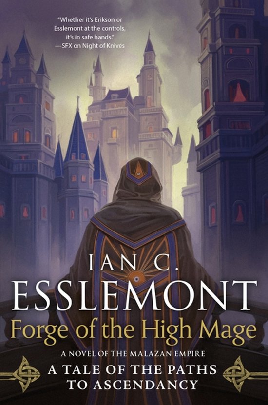 Boekomslag van 'Forge of the High Mage' door Ian C. Esslemont. Een figuur in een gewaad staat met de rug naar de kijker, kijkend naar een fantasie-stad met hoge torens.