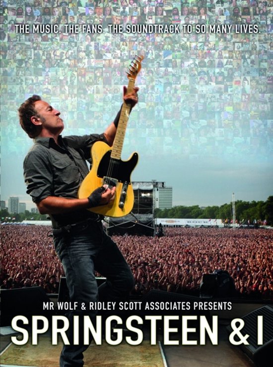 Bruce Springsteen speelt gitaar voor een menigte fans. De tekst 'SPRINGSTEEN & I' is zichtbaar.