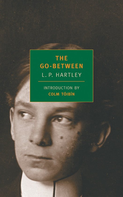 Boekomslag van "The Go-Between" met portret van een jonge man.