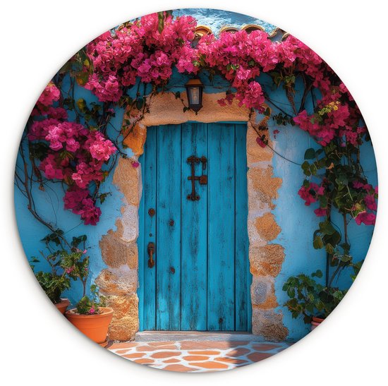 Blauwe houten deur omlijst door stenen en roze bloemen, met terracotta potten en oranje tegels.