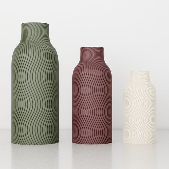 Trois bouteilles en plastique ondulé : vert olive, brun-rouge et crème. Motif ondulé.