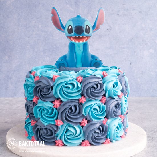 Verjaardagstaart versierd met blauwe en grijze botercrème rozen en Stitch van Disney.