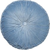 Rond blauw fluwelen sierkussen met een plooienpatroon dat naar het midden leidt.
