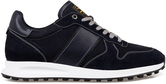Donkerblauwe PME Legend sneaker met witte stiksels, grijs met witte veters en een witte zool.