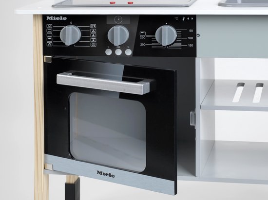 Houten speelgoedoven van Miele, grijs met zilverkleurig handvat en zwart bedieningspaneel.