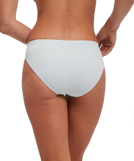 Achterkant van een lichtblauwe dames slip, met Falke logo zichtbaar op de tailleband.