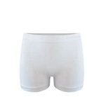 Witte, naadloze boxershort op een witte achtergrond.