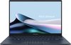 Close-up van een open, donkerblauwe ASUS Zenbook laptop, van voren gezien, met het scherm aan.