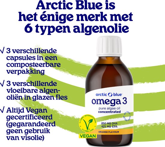 Bruin glazen flesje Arctic Blue Omega 3 met witte dop en oranje label. Groene verfstrepen op de achtergrond. Tekst: "Arctic Blue is het enige merk met 6 typen algenolie."
