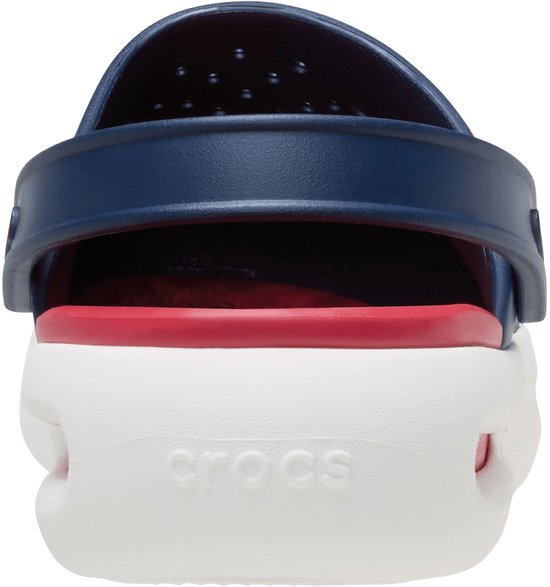 Achterkant van een marineblauwe Crocs slipper met witte zool en rode accenten.