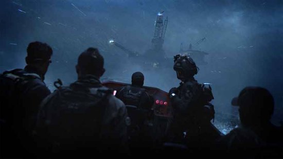 Een groep soldaten in tactische uitrusting kijkt uit over een ruwe zee naar een boorplatform bij nacht.