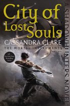 Boekomslag 'City of Lost Souls' door Cassandra Clare. Een man met boog en pijl in actie.