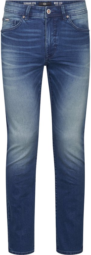 Voorkant van een vaalblauwe slim fit spijkerbroek, met zakken en een leren label aan de tailleband.