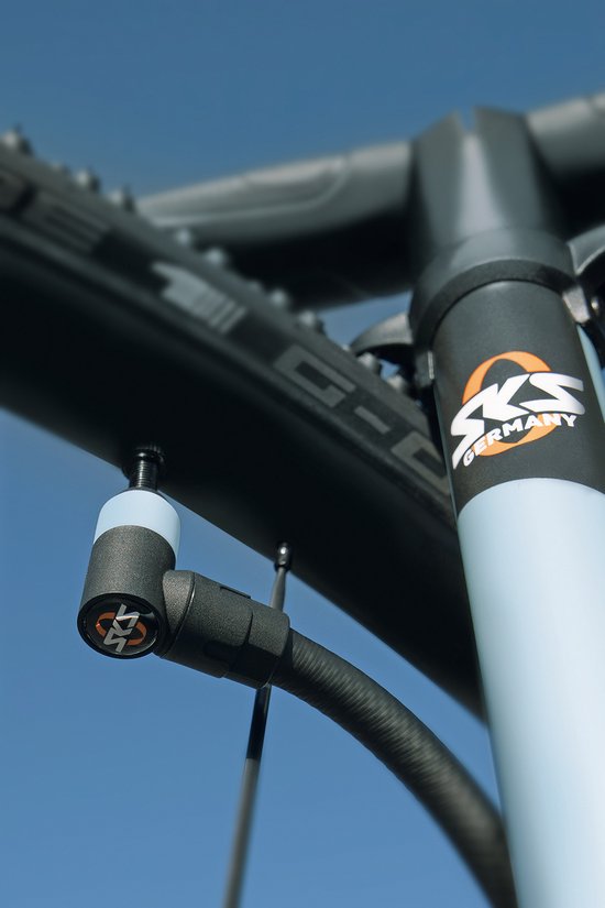 Kop van een zwarte fietspomp met lichtblauwe accenten en het "SKS" logo, tegen een blauwe hemel.
