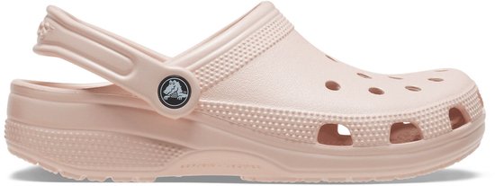 Roze Crocs klomp van de zijkant, met band naar achteren en perforaties aan de voorkant.