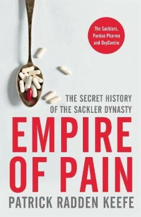 Boekomslag: 'Empire of Pain', een lepel gevuld met pillen, de titel in rode letters.