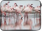 Laptophoes 14 inch - Kudde flamingo's in het water - Laptop sleeve - Binnenmaat 34x23,5 cm - Zwarte achterkant