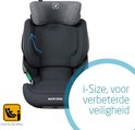 Donkergrijs Maxi-Cosi autostoeltje met i-Size logo en pijlen die de verbeterde veiligheid aanduiden.
