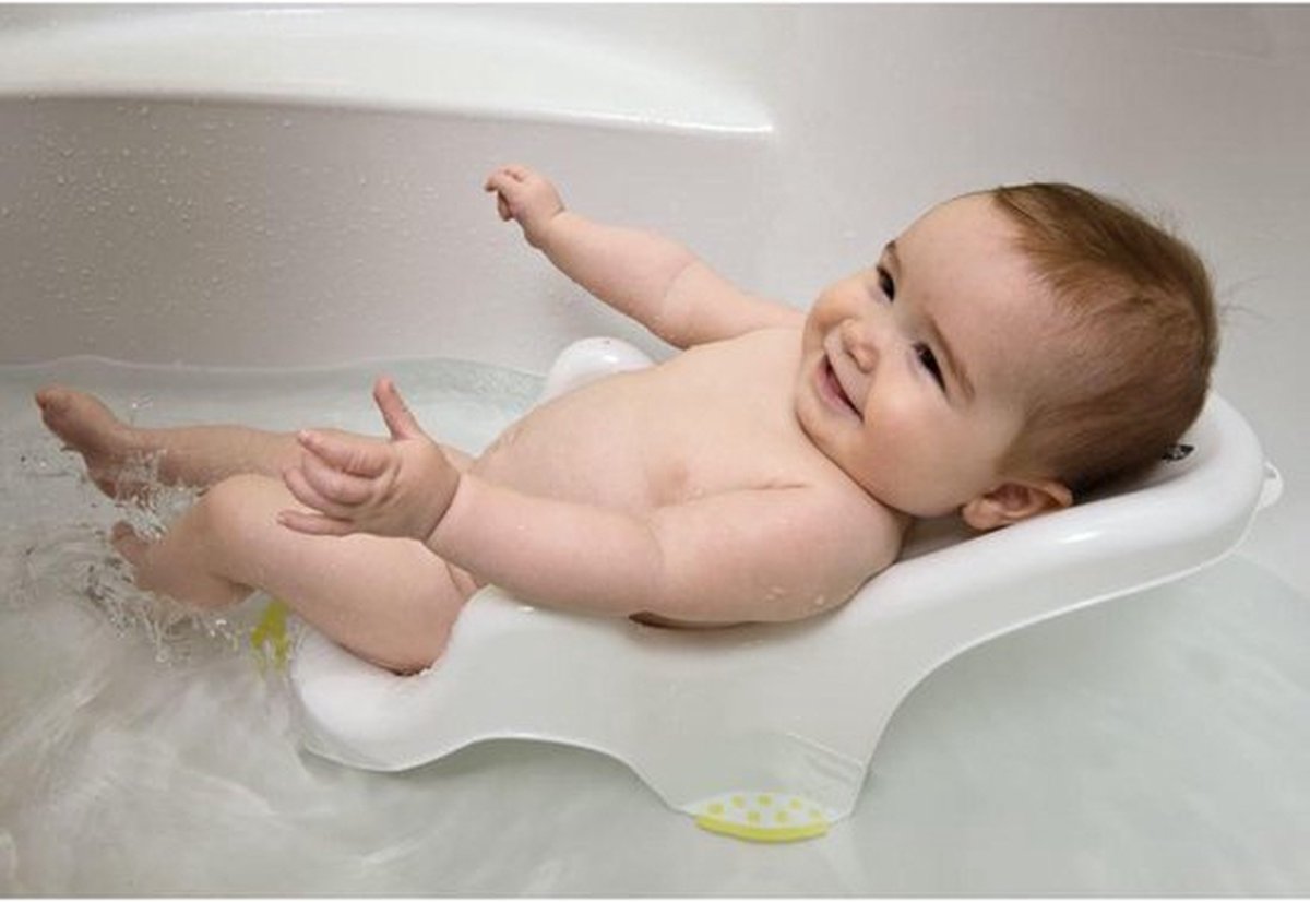 Новорожденный купается. Горка для купания малыша. Ванночка для купания детей. Ванная для купания детей. Приспособление для купания младенцев.
