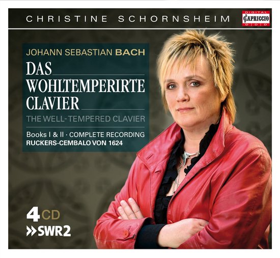 Christine Schornsheim in rode jas, met tekst 'JOHANN SEBASTIAN BACH DAS WOHLTEMPERIRTE CLAVIER'