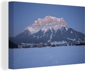Canvas Schilderij Dorp onder de Zugspitze berg in Oostenrijk - 150x100 cm - Wanddecoratie