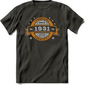 Premium Since 1931 T-Shirt | Zilver - Goud | Grappig Verjaardag en Feest Cadeau Shirt | Dames - Heren - Unisex | Tshirt Kleding Kado | - Donker Grijs - 3XL