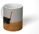 Mok - Struisvogel loopt door het gras in de savanne - 350 ML - Beker - Uitdeelcadeautjes