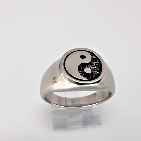 Schitterend RVS zegelring maat 20 met symbool - Yin yang- 3D Yin in zwart coating en Yang in zilver.