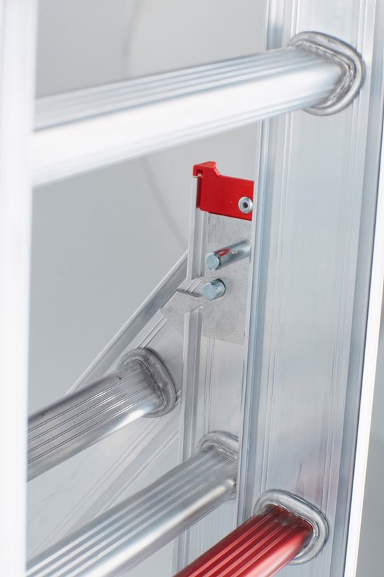 Detail van de scharnieren van een aluminium ladder, met rode en zilveren accenten.