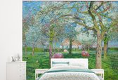 Behang - Fotobehang De boomgaard in het voorjaar - Schilderij van Emile Claus - Breedte 275 cm x hoogte 220 cm