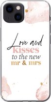 Geschikt voor iPhone 13 mini hoesje - Feest - 'Love and kisses to the new Mr & Mrs' - Quotes - Spreuken - Siliconen Telefoonhoesje
