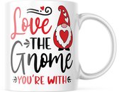 Valentijn Mok met tekst: love the gnome you're with | Valentijn cadeau | Valentijn decoratie | Grappige Cadeaus | Koffiemok | Koffiebeker | Theemok | Theebeker