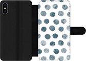 Bookcase Geschikt voor iPhone XS Max telefoonhoesje - Stippen - Grijs - Wit - Met vakjes - Wallet case met magneetsluiting