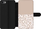 Telefoonhoesje Geschikt voor iPhone 8 telefoonhoesje - Panterprint - Roze - Dieren - Met vakjes - Wallet case met magneetsluiting