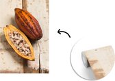 Behang - Fotobehang Tropische cacaobonen op een houten achtergrond - Breedte 190 cm x hoogte 280 cm
