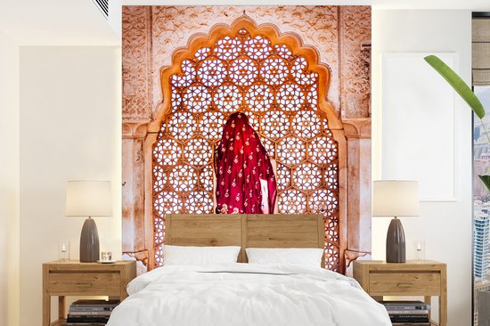 Papier peint vinyle - Femme indienne à une fenêtre dans le Jaipur asiatique largeur 165 cm x hauteur 220 cm - Tirage photo sur papier peint (disponible en 7 tailles)