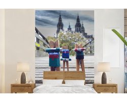 Behang - Fotobehang Houten pelgrims op treden Santiago de Compostella - Breedte 155 cm x hoogte 240 cm