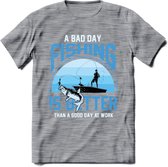 A Bad Day Fishing - Vissen T-Shirt | Blauw | Grappig Verjaardag Vis Hobby Cadeau Shirt | Dames - Heren - Unisex | Tshirt Hengelsport Kleding Kado - Donker Grijs - Gemaleerd - L