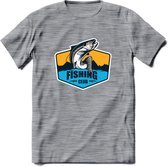 Fishing - Vissen T-Shirt | Grappig Verjaardag Vis Hobby Cadeau Shirt | Dames - Heren - Unisex | Tshirt Hengelsport Kleding Kado - Donker Grijs - Gemaleerd - XL