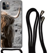 Hoesje met koord Geschikt voor iPhone 11 Pro Max - Schotse hooglander - Koeien - Natuur - Siliconen - Crossbody - Backcover met Koord - Telefoonhoesje met koord - Hoesje met touw