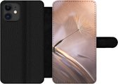 Bookcase Geschikt voor iPhone 11 telefoonhoesje - Paardenbloem zaden - Abstract - Lucht - Met vakjes - Wallet case met magneetsluiting