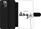 Bookcase Geschikt voor iPhone 11 Pro Max telefoonhoesje - Spreuken - Pluk de dag - Quotes - Carpe diem - Met vakjes - Wallet case met magneetsluiting