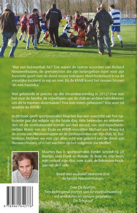 Achterkant boek met foto van voetbalincident, tekst over het boek en een portretfoto van Maarten Bax.