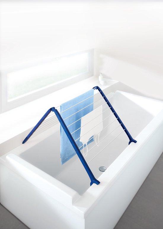 Égouttoir bleu foncé avec serviettes bleues et blanches, placé dans une baignoire.