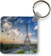 Sleutelhanger - Uitdeelcadeautjes - De Eiffeltoren met op de achtergrond luchtballonnen die in de lucht varen boven Parijs - Plastic